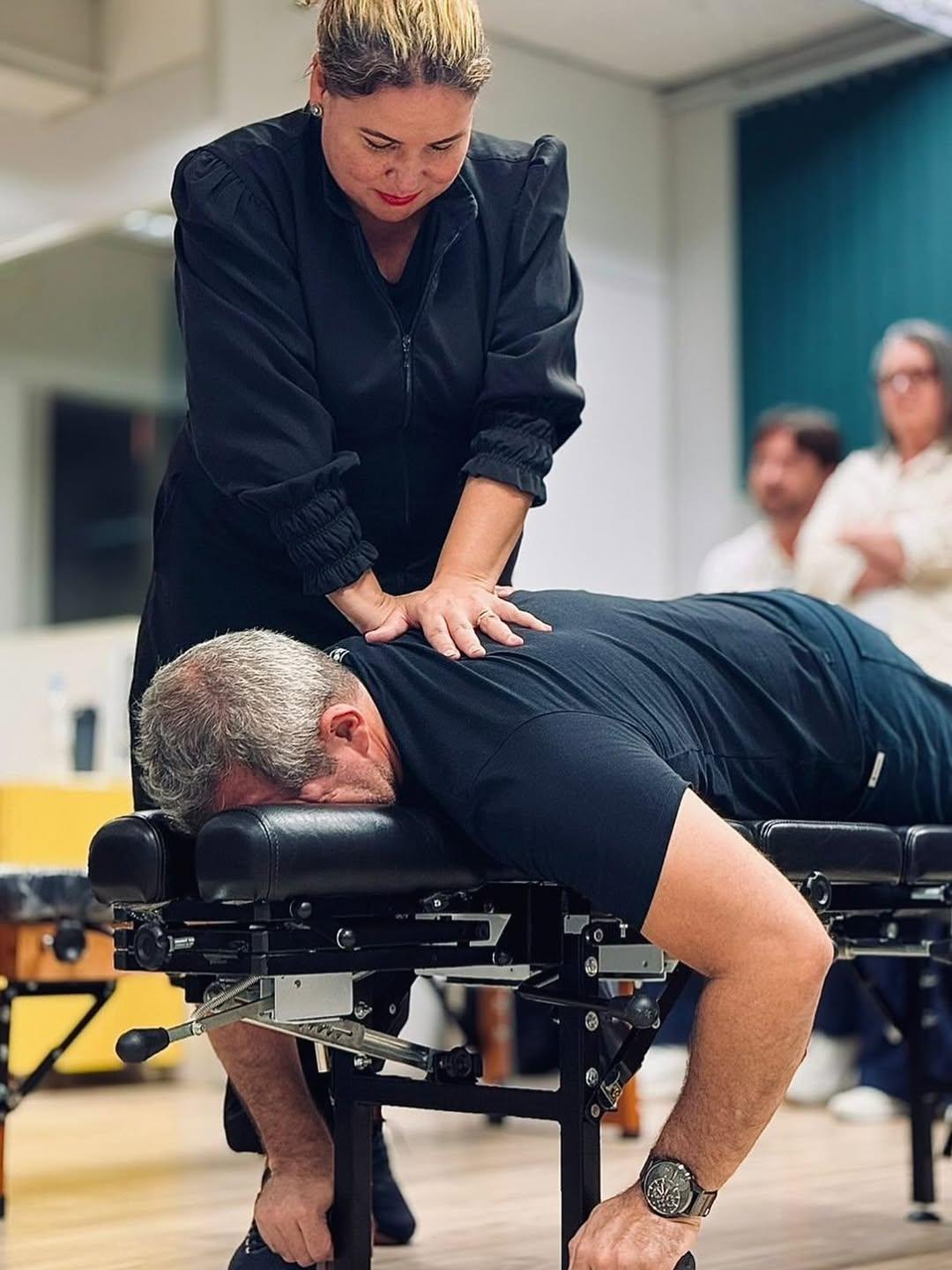 Dra. Emanuelle Schirm realizando procedimento